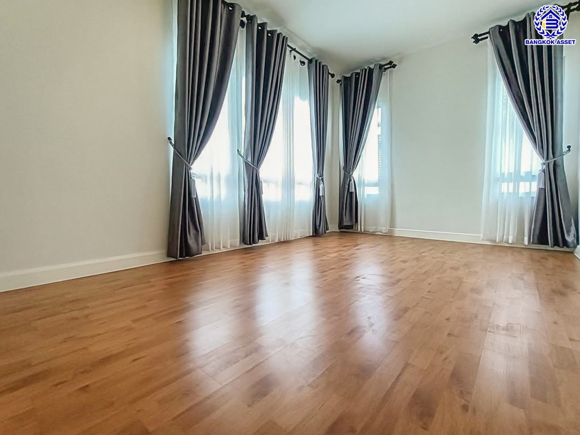 บ้านเดี่ยวมือสอง โครงการ ไลฟ์บางกอกบูเลอวาร์ด ราชพฤกษ์-รัตนาธิเบศร์ เนื้อที่ 52.80 ตร.ว. พื้นที่ใช้สอย 191 ตร.ม. ฟังก์ชัน 4 ห้องนอน 3 ห้องน้ำ 2 ที่จอดรถ บนทำเลเดินทางสะดวก เชื่อมต่อถนนชัยพฤกษ์ ถนนราชพฤกษ์ ถนนรัตนาธิเบศร์ ใกล้รถไฟฟ้าสายสีม่วง "สถานีบางรักน้อยท่าอิฐ" และจุดขึ้นทางด่วน "ศรีรัช"