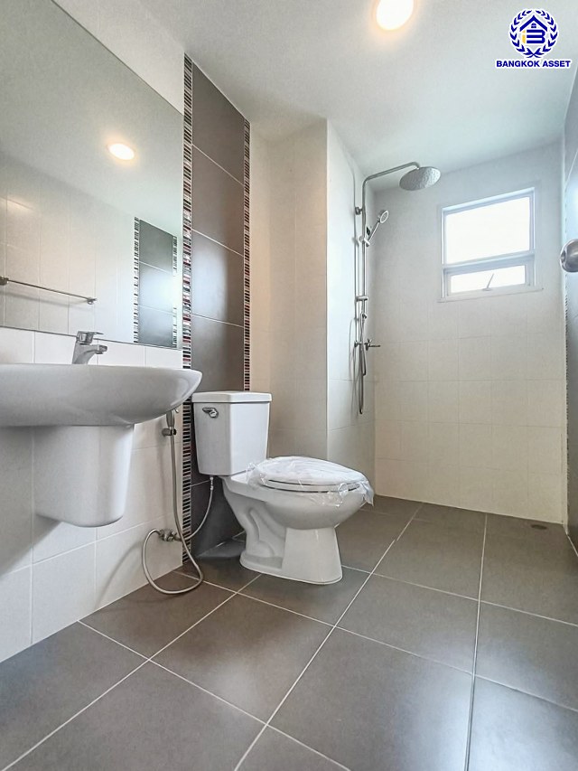 บ้านเดี่ยวมือสอง โครงการ ไลฟ์บางกอกบูเลอวาร์ด ราชพฤกษ์-รัตนาธิเบศร์ เนื้อที่ 52.80 ตร.ว. พื้นที่ใช้สอย 191 ตร.ม. ฟังก์ชัน 4 ห้องนอน 3 ห้องน้ำ 2 ที่จอดรถ บนทำเลเดินทางสะดวก เชื่อมต่อถนนชัยพฤกษ์ ถนนราชพฤกษ์ ถนนรัตนาธิเบศร์ ใกล้รถไฟฟ้าสายสีม่วง "สถานีบางรักน้อยท่าอิฐ" และจุดขึ้นทางด่วน "ศรีรัช"