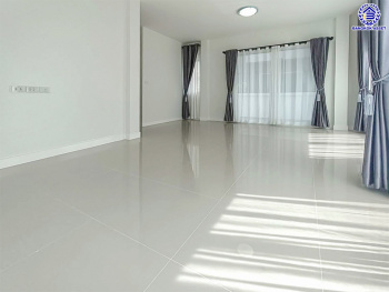 บ้านเดี่ยวมือสอง โครงการ ไลฟ์บางกอกบูเลอวาร์ด ราชพฤกษ์-รัตนาธิเบศร์ เนื้อที่ 52.80 ตร.ว. พื้นที่ใช้สอย 191 ตร.ม. ฟังก์ชัน 4 ห้องนอน 3 ห้องน้ำ 2 ที่จอดรถ บนทำเลเดินทางสะดวก เชื่อมต่อถนนชัยพฤกษ์ ถนนราชพฤกษ์ ถนนรัตนาธิเบศร์ ใกล้รถไฟฟ้าสายสีม่วง "สถานีบางรักน้อยท่าอิฐ" และจุดขึ้นทางด่วน "ศรีรัช"