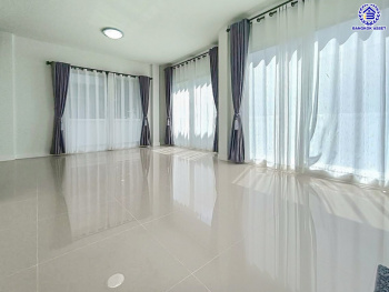 บ้านเดี่ยวมือสอง โครงการ ไลฟ์บางกอกบูเลอวาร์ด ราชพฤกษ์-รัตนาธิเบศร์ เนื้อที่ 52.80 ตร.ว. พื้นที่ใช้สอย 191 ตร.ม. ฟังก์ชัน 4 ห้องนอน 3 ห้องน้ำ 2 ที่จอดรถ บนทำเลเดินทางสะดวก เชื่อมต่อถนนชัยพฤกษ์ ถนนราชพฤกษ์ ถนนรัตนาธิเบศร์ ใกล้รถไฟฟ้าสายสีม่วง "สถานีบางรักน้อยท่าอิฐ" และจุดขึ้นทางด่วน "ศรีรัช"