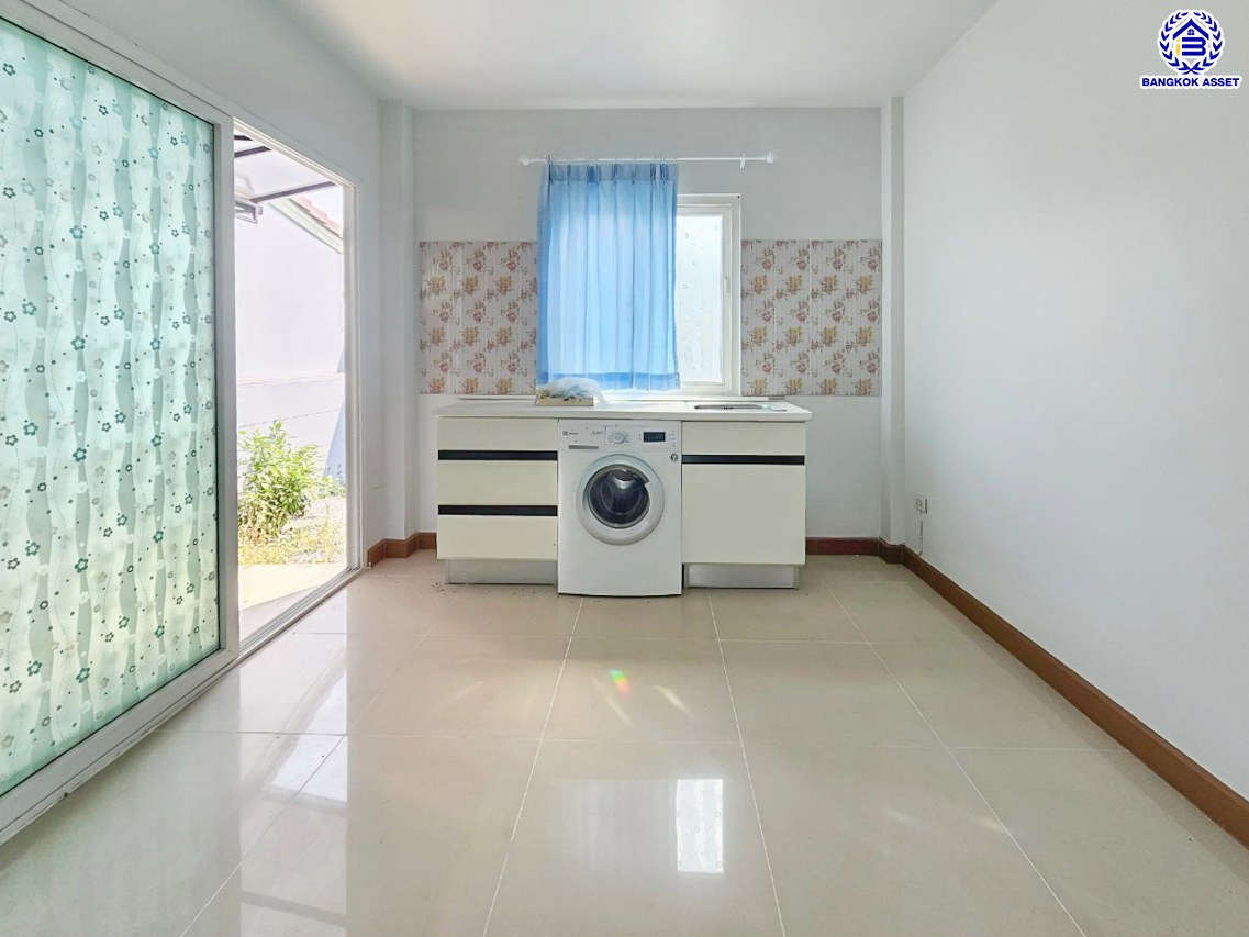 บ้านแฝดมือสองนนทบุรี โครงการ ลภาวัน21 ชัยพฤกษ์-แจ้งวัฒนะ หลังมุม เนื้อที่ 45.70 ตร.ว. พื้นที่ใช้สอย 160 ตร.ม. ฟังก์ชัน 4 ห้องนอน 3 ห้องน้ำ 2 ที่จอดรถ พร้อมเข้าอยู่ บนทำเลเข้า-ออกในเมืองได้ง่าย เชื่อมต่อถนนชัยพฤกษ์ ถนนกาญจนาภิเษก ถนนราชพฤกษ์ ใกล้โรบินสัน ไลฟ์ไตล์ ราชพฤกษ์...