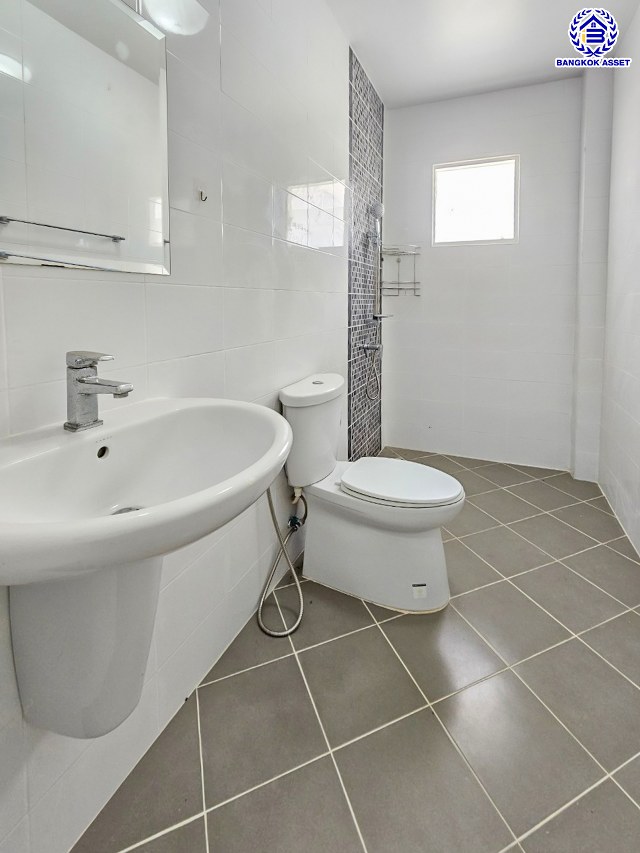 บ้านแฝดมือสองนนทบุรี โครงการ ลภาวัน21 ชัยพฤกษ์-แจ้งวัฒนะ หลังมุม เนื้อที่ 45.70 ตร.ว. พื้นที่ใช้สอย 160 ตร.ม. ฟังก์ชัน 4 ห้องนอน 3 ห้องน้ำ 2 ที่จอดรถ พร้อมเข้าอยู่ บนทำเลเข้า-ออกในเมืองได้ง่าย เชื่อมต่อถนนชัยพฤกษ์ ถนนกาญจนาภิเษก ถนนราชพฤกษ์ ใกล้โรบินสัน ไลฟ์ไตล์ ราชพฤกษ์...