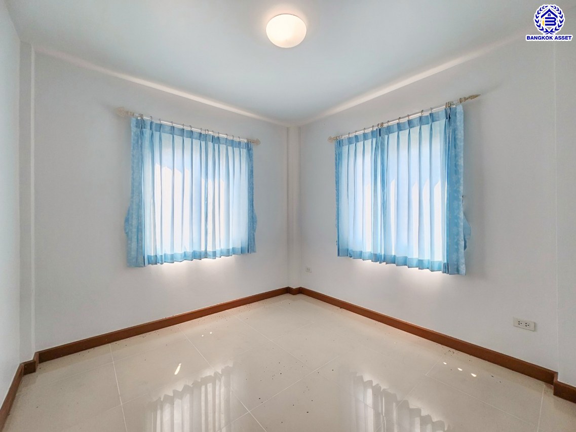 บ้านแฝดมือสองนนทบุรี โครงการ ลภาวัน21 ชัยพฤกษ์-แจ้งวัฒนะ หลังมุม เนื้อที่ 45.70 ตร.ว. พื้นที่ใช้สอย 160 ตร.ม. ฟังก์ชัน 4 ห้องนอน 3 ห้องน้ำ 2 ที่จอดรถ พร้อมเข้าอยู่ บนทำเลเข้า-ออกในเมืองได้ง่าย เชื่อมต่อถนนชัยพฤกษ์ ถนนกาญจนาภิเษก ถนนราชพฤกษ์ ใกล้โรบินสัน ไลฟ์ไตล์ ราชพฤกษ์...