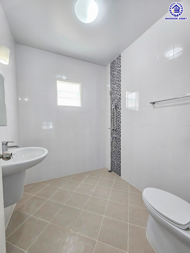 บ้านแฝดมือสองนนทบุรี โครงการ ลภาวัน21 ชัยพฤกษ์-แจ้งวัฒนะ หลังมุม เนื้อที่ 45.70 ตร.ว. พื้นที่ใช้สอย 160 ตร.ม. ฟังก์ชัน 4 ห้องนอน 3 ห้องน้ำ 2 ที่จอดรถ พร้อมเข้าอยู่ บนทำเลเข้า-ออกในเมืองได้ง่าย เชื่อมต่อถนนชัยพฤกษ์ ถนนกาญจนาภิเษก ถนนราชพฤกษ์ ใกล้โรบินสัน ไลฟ์ไตล์ ราชพฤกษ์...