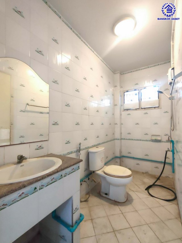 บ้านเดี่ยวมือสองนครปฐม โครงการ กิตติชัย วิลล่า6 บางไผ่-หนองเพรางาม เนื้อที่ 60 ตร.ว. พื้นที่ใช้สอย 180 ตร.ว. ฟังก์ชัน 4 ห้องนอน 2 ห้องน้ำ 1 ที่จอดรถ ทำเลดีเชื่อมต่อ ถนนบางไผ่-หนองเพรางาม, ถนนดาวทอง, ถนนบรมราชชนนี, ถนนพุทธมณฑลสาย4, ถนนศาลาธรรมสพน์ และใกล้มหาวิทยาลัยมหิดล