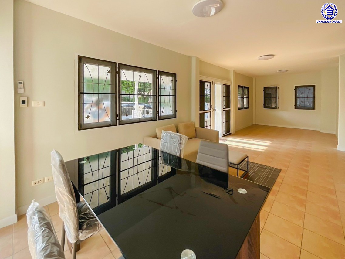 บ้านแฝดมือสองย่านปทุมธานี โครงการ บ้านฟ้าปิยรมย์ ลำลูกกาคลอง6 หลังมุม เนื้อที่ 38 ตร.ว. พื้นที่ใช้สอย 150 ตร.ม. ฟังก์ชัน 3 ห้องนอน 2 ห้องน้ำ ที่จอดรถ 1 คัน แถมฟรี! เครื่องปรับอากาศ บนทำเลแห่งการเดินทาง ใกล้รถไฟฟ้าสายสีเขียว "สถานีคูคต" และใกล้จุดขึ้นมอเตอร์เวย์ "บางปะอิน"