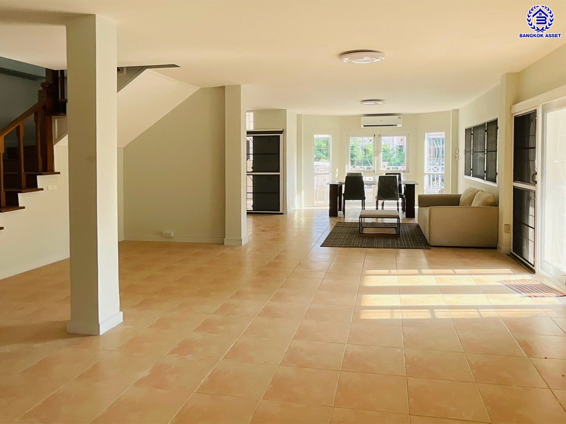 บ้านแฝดมือสองย่านปทุมธานี โครงการ บ้านฟ้าปิยรมย์ ลำลูกกาคลอง6 หลังมุม เนื้อที่ 38 ตร.ว. พื้นที่ใช้สอย 150 ตร.ม. ฟังก์ชัน 3 ห้องนอน 2 ห้องน้ำ ที่จอดรถ 1 คัน แถมฟรี! เครื่องปรับอากาศ บนทำเลแห่งการเดินทาง ใกล้รถไฟฟ้าสายสีเขียว "สถานีคูคต" และใกล้จุดขึ้นมอเตอร์เวย์ "บางปะอิน"