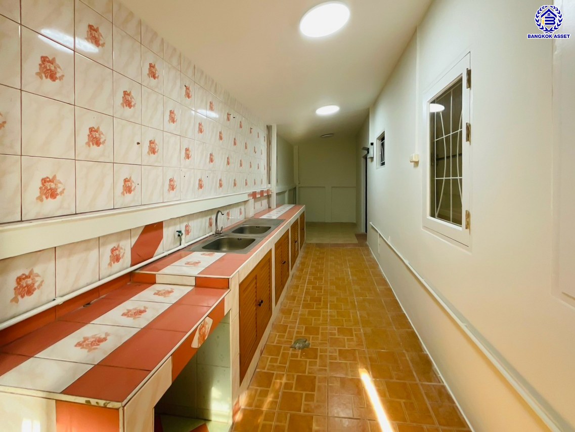 บ้านแฝดมือสองย่านปทุมธานี โครงการ บ้านฟ้าปิยรมย์ ลำลูกกาคลอง6 หลังมุม เนื้อที่ 38 ตร.ว. พื้นที่ใช้สอย 150 ตร.ม. ฟังก์ชัน 3 ห้องนอน 2 ห้องน้ำ ที่จอดรถ 1 คัน แถมฟรี! เครื่องปรับอากาศ บนทำเลแห่งการเดินทาง ใกล้รถไฟฟ้าสายสีเขียว "สถานีคูคต" และใกล้จุดขึ้นมอเตอร์เวย์ "บางปะอิน"