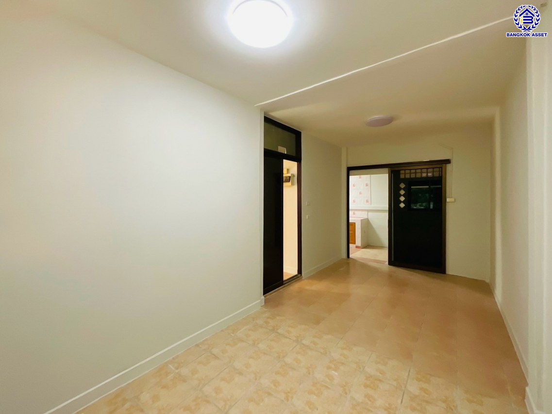 บ้านแฝดมือสองย่านปทุมธานี โครงการ บ้านฟ้าปิยรมย์ ลำลูกกาคลอง6 หลังมุม เนื้อที่ 38 ตร.ว. พื้นที่ใช้สอย 150 ตร.ม. ฟังก์ชัน 3 ห้องนอน 2 ห้องน้ำ ที่จอดรถ 1 คัน แถมฟรี! เครื่องปรับอากาศ บนทำเลแห่งการเดินทาง ใกล้รถไฟฟ้าสายสีเขียว "สถานีคูคต" และใกล้จุดขึ้นมอเตอร์เวย์ "บางปะอิน"