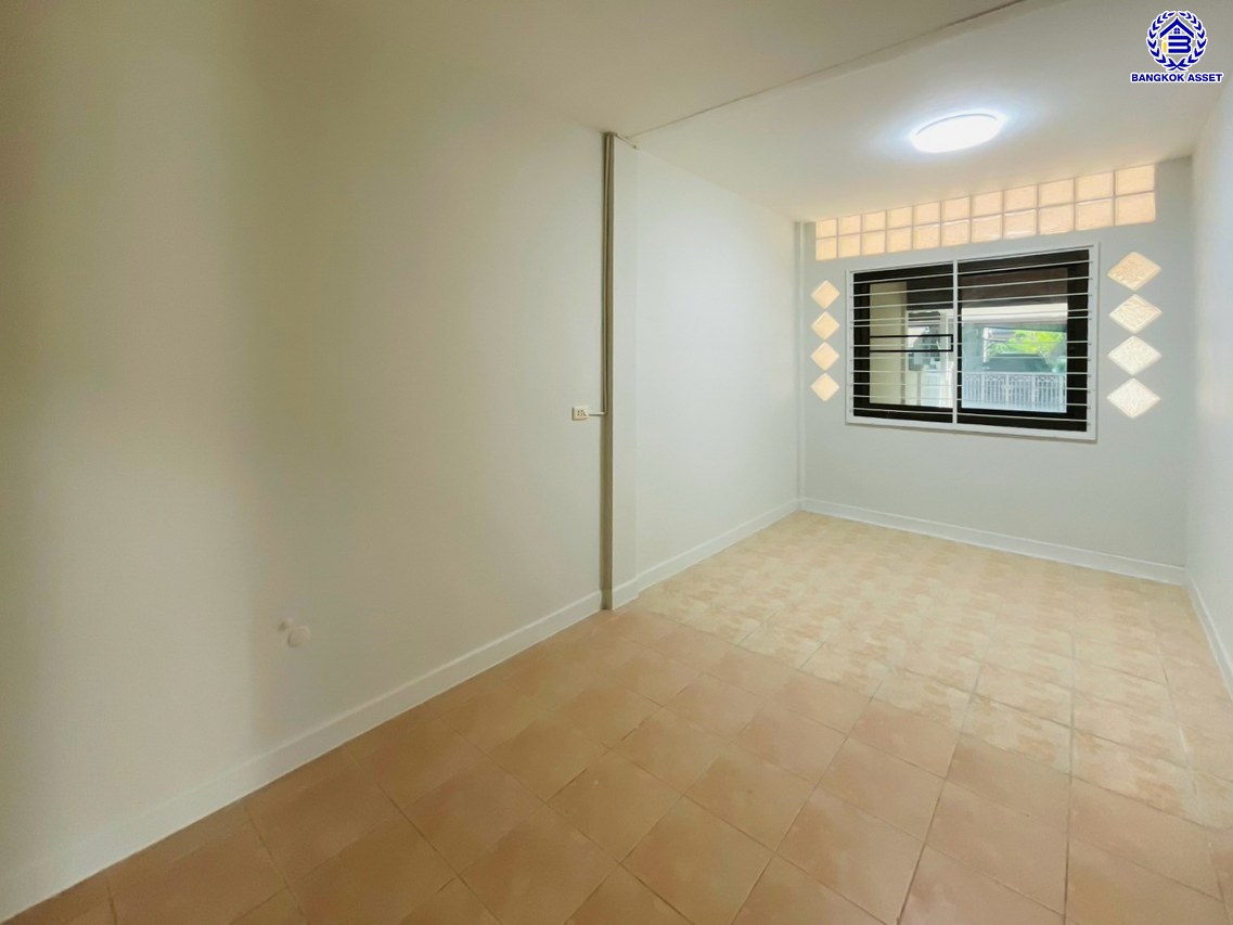 บ้านแฝดมือสองย่านปทุมธานี โครงการ บ้านฟ้าปิยรมย์ ลำลูกกาคลอง6 หลังมุม เนื้อที่ 38 ตร.ว. พื้นที่ใช้สอย 150 ตร.ม. ฟังก์ชัน 3 ห้องนอน 2 ห้องน้ำ ที่จอดรถ 1 คัน แถมฟรี! เครื่องปรับอากาศ บนทำเลแห่งการเดินทาง ใกล้รถไฟฟ้าสายสีเขียว "สถานีคูคต" และใกล้จุดขึ้นมอเตอร์เวย์ "บางปะอิน"