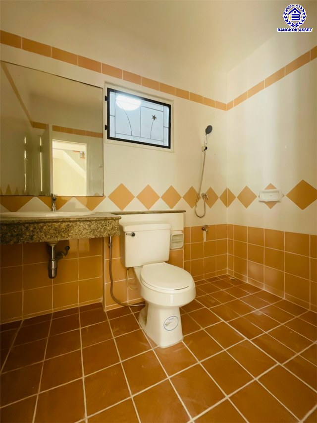 บ้านแฝดมือสองย่านปทุมธานี โครงการ บ้านฟ้าปิยรมย์ ลำลูกกาคลอง6 หลังมุม เนื้อที่ 38 ตร.ว. พื้นที่ใช้สอย 150 ตร.ม. ฟังก์ชัน 3 ห้องนอน 2 ห้องน้ำ ที่จอดรถ 1 คัน แถมฟรี! เครื่องปรับอากาศ บนทำเลแห่งการเดินทาง ใกล้รถไฟฟ้าสายสีเขียว "สถานีคูคต" และใกล้จุดขึ้นมอเตอร์เวย์ "บางปะอิน"