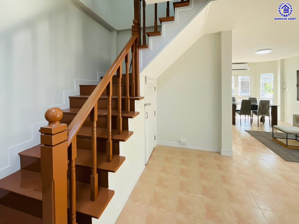 บ้านแฝดมือสองย่านปทุมธานี โครงการ บ้านฟ้าปิยรมย์ ลำลูกกาคลอง6 หลังมุม เนื้อที่ 38 ตร.ว. พื้นที่ใช้สอย 150 ตร.ม. ฟังก์ชัน 3 ห้องนอน 2 ห้องน้ำ ที่จอดรถ 1 คัน แถมฟรี! เครื่องปรับอากาศ บนทำเลแห่งการเดินทาง ใกล้รถไฟฟ้าสายสีเขียว "สถานีคูคต" และใกล้จุดขึ้นมอเตอร์เวย์ "บางปะอิน"