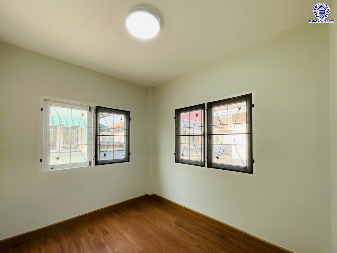 บ้านแฝดมือสองย่านปทุมธานี โครงการ บ้านฟ้าปิยรมย์ ลำลูกกาคลอง6 หลังมุม เนื้อที่ 38 ตร.ว. พื้นที่ใช้สอย 150 ตร.ม. ฟังก์ชัน 3 ห้องนอน 2 ห้องน้ำ ที่จอดรถ 1 คัน แถมฟรี! เครื่องปรับอากาศ บนทำเลแห่งการเดินทาง ใกล้รถไฟฟ้าสายสีเขียว "สถานีคูคต" และใกล้จุดขึ้นมอเตอร์เวย์ "บางปะอิน"