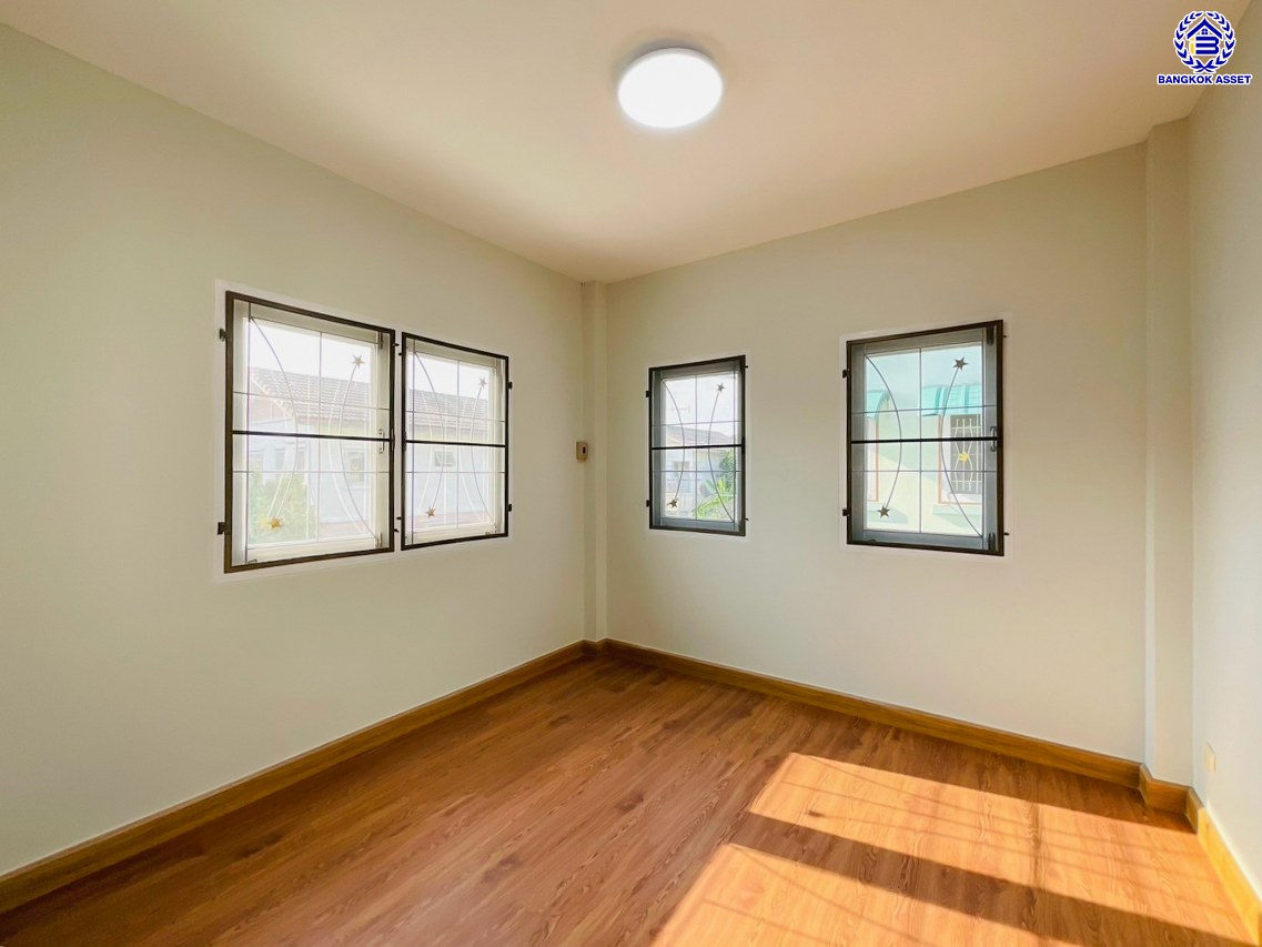 บ้านแฝดมือสองย่านปทุมธานี โครงการ บ้านฟ้าปิยรมย์ ลำลูกกาคลอง6 หลังมุม เนื้อที่ 38 ตร.ว. พื้นที่ใช้สอย 150 ตร.ม. ฟังก์ชัน 3 ห้องนอน 2 ห้องน้ำ ที่จอดรถ 1 คัน แถมฟรี! เครื่องปรับอากาศ บนทำเลแห่งการเดินทาง ใกล้รถไฟฟ้าสายสีเขียว "สถานีคูคต" และใกล้จุดขึ้นมอเตอร์เวย์ "บางปะอิน"