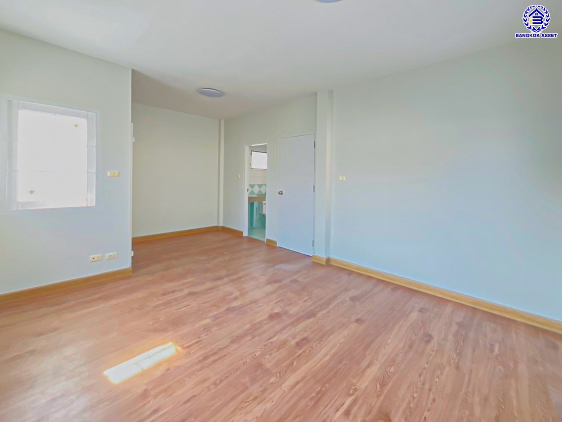 บ้านแฝดมือสองย่านปทุมธานี โครงการ บ้านฟ้าปิยรมย์ ลำลูกกาคลอง6 หลังมุม เนื้อที่ 38 ตร.ว. พื้นที่ใช้สอย 150 ตร.ม. ฟังก์ชัน 3 ห้องนอน 2 ห้องน้ำ ที่จอดรถ 1 คัน แถมฟรี! เครื่องปรับอากาศ บนทำเลแห่งการเดินทาง ใกล้รถไฟฟ้าสายสีเขียว "สถานีคูคต" และใกล้จุดขึ้นมอเตอร์เวย์ "บางปะอิน"