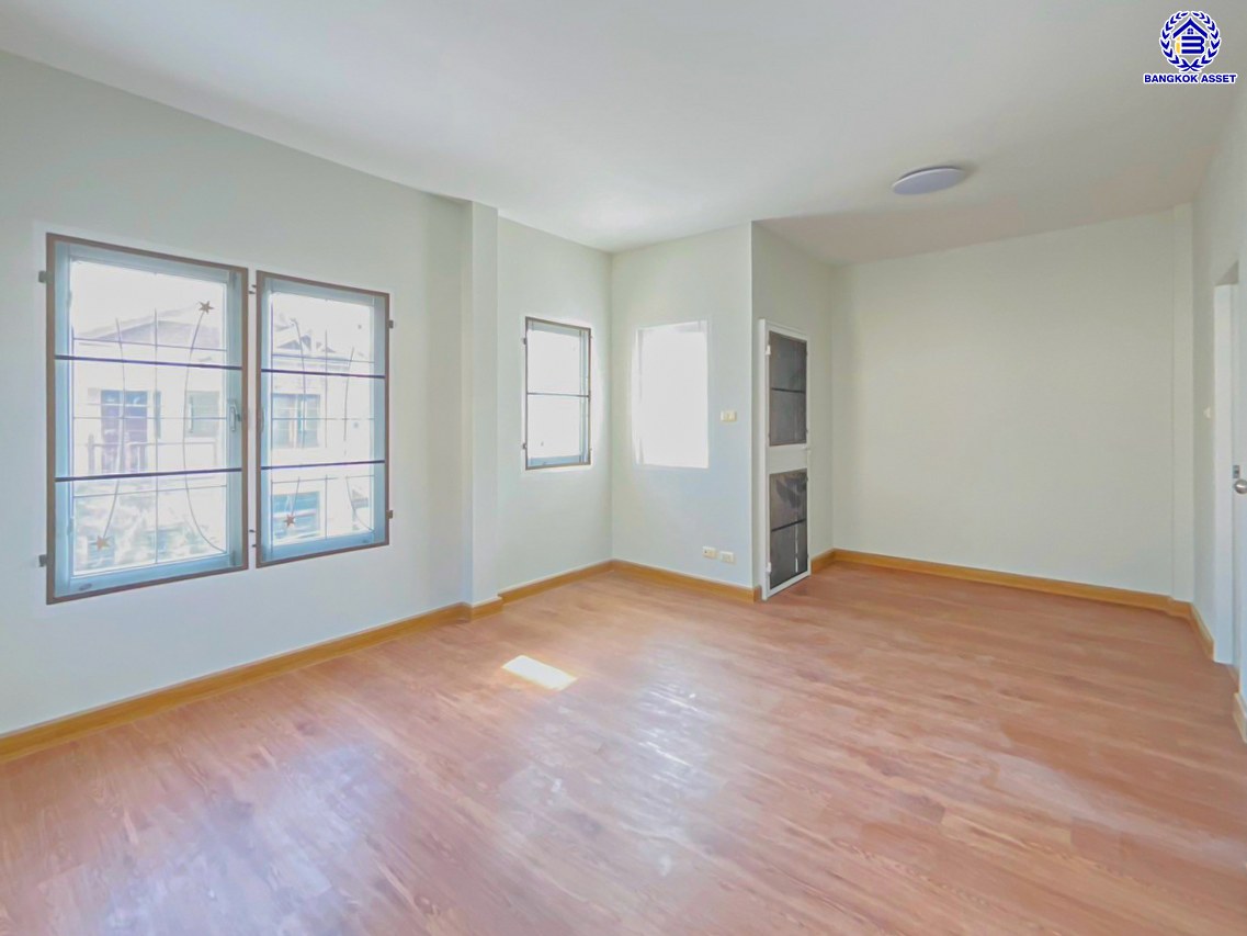 บ้านแฝดมือสองย่านปทุมธานี โครงการ บ้านฟ้าปิยรมย์ ลำลูกกาคลอง6 หลังมุม เนื้อที่ 38 ตร.ว. พื้นที่ใช้สอย 150 ตร.ม. ฟังก์ชัน 3 ห้องนอน 2 ห้องน้ำ ที่จอดรถ 1 คัน แถมฟรี! เครื่องปรับอากาศ บนทำเลแห่งการเดินทาง ใกล้รถไฟฟ้าสายสีเขียว "สถานีคูคต" และใกล้จุดขึ้นมอเตอร์เวย์ "บางปะอิน"