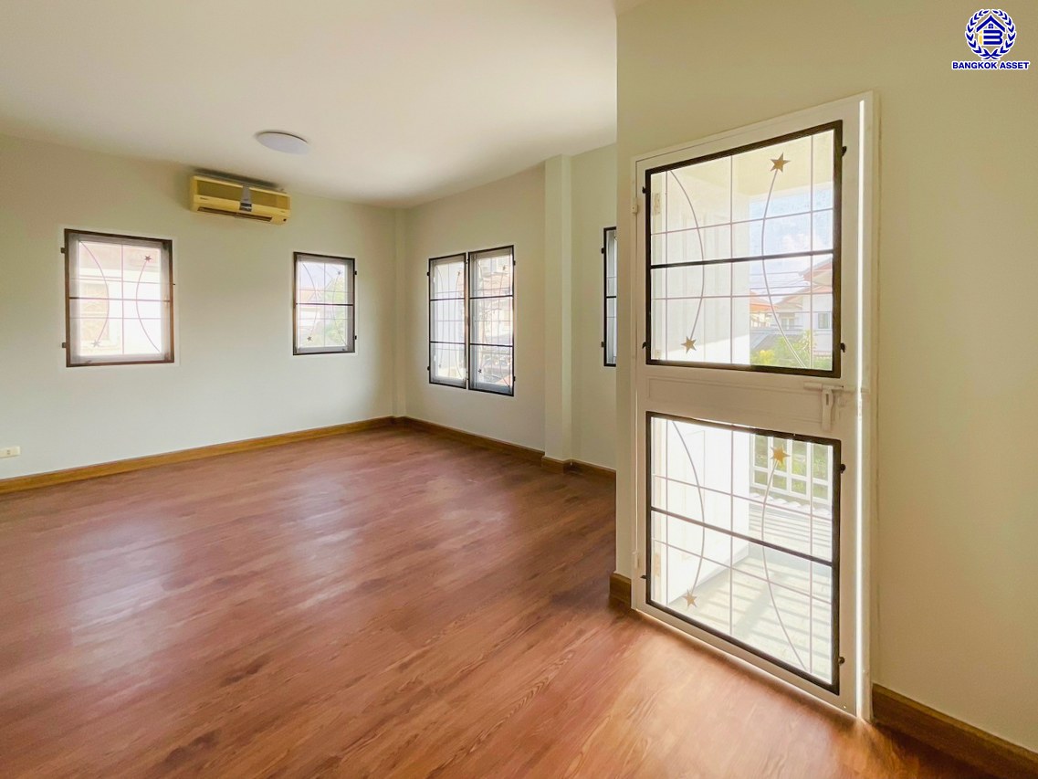 บ้านแฝดมือสองย่านปทุมธานี โครงการ บ้านฟ้าปิยรมย์ ลำลูกกาคลอง6 หลังมุม เนื้อที่ 38 ตร.ว. พื้นที่ใช้สอย 150 ตร.ม. ฟังก์ชัน 3 ห้องนอน 2 ห้องน้ำ ที่จอดรถ 1 คัน แถมฟรี! เครื่องปรับอากาศ บนทำเลแห่งการเดินทาง ใกล้รถไฟฟ้าสายสีเขียว "สถานีคูคต" และใกล้จุดขึ้นมอเตอร์เวย์ "บางปะอิน"