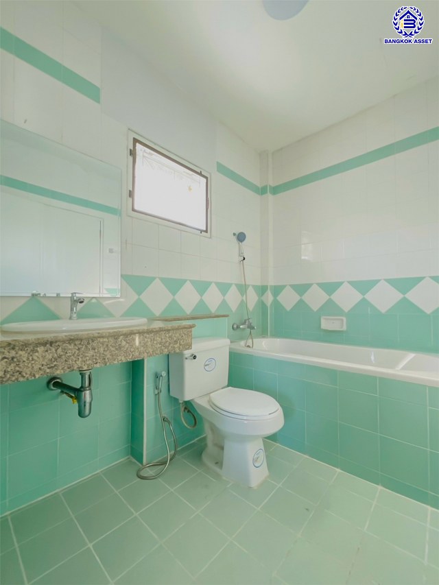 บ้านแฝดมือสองย่านปทุมธานี โครงการ บ้านฟ้าปิยรมย์ ลำลูกกาคลอง6 หลังมุม เนื้อที่ 38 ตร.ว. พื้นที่ใช้สอย 150 ตร.ม. ฟังก์ชัน 3 ห้องนอน 2 ห้องน้ำ ที่จอดรถ 1 คัน แถมฟรี! เครื่องปรับอากาศ บนทำเลแห่งการเดินทาง ใกล้รถไฟฟ้าสายสีเขียว "สถานีคูคต" และใกล้จุดขึ้นมอเตอร์เวย์ "บางปะอิน"