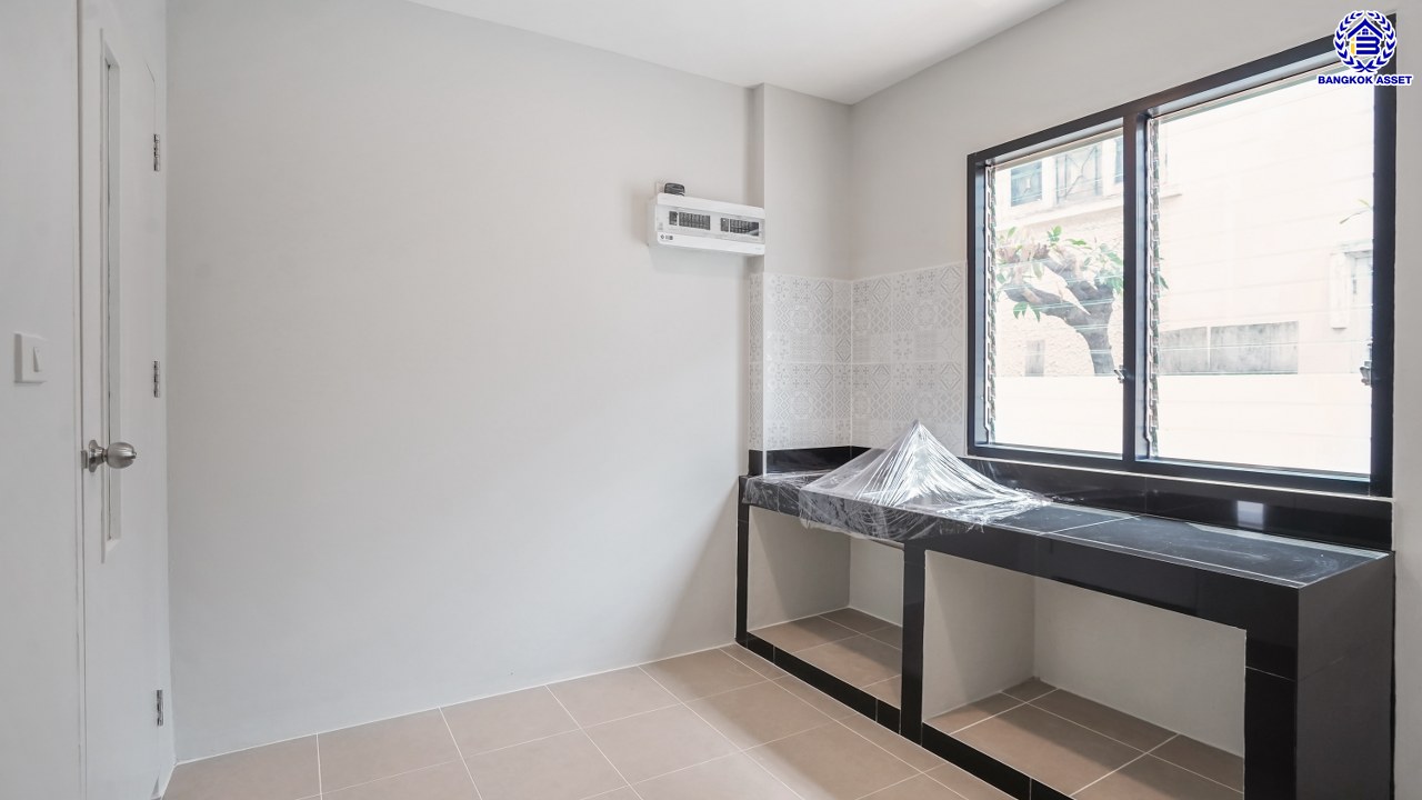 บ้านมือสองตกแต่งใหม่ จาก Land and Houses ชัยพฤกษ์ ทวีวัฒนา เนื้อที่ 51 ตร.ว. พื้นที่ใช้สอย 177.23 ตร.ม. ตอบโจทย์ทุกการอยู่อาศัย ด้วยฟังก์ชัน 3 ห้องนอน 2 ห้องน้ำ 1 ที่จอดรถ บนทำเลศักยภาพ ติดถนนทวีวัฒนา เชื่อมต่อทางคู่ขนานลอยฟ้าบรมราชชนนี ใกล้ ม.มหิดล และเซ็นทรัลศาลายา