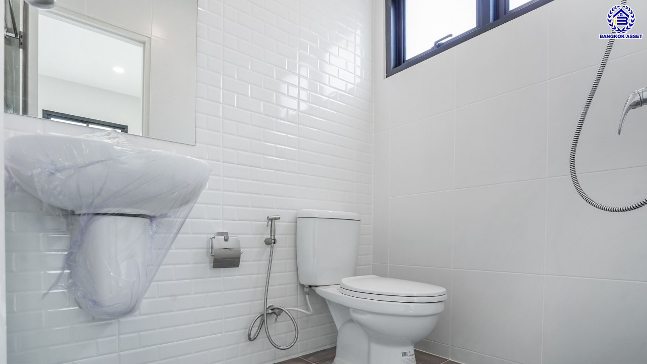 บ้านมือสองตกแต่งใหม่ จาก Land and Houses ชัยพฤกษ์ ทวีวัฒนา เนื้อที่ 51 ตร.ว. พื้นที่ใช้สอย 177.23 ตร.ม. ตอบโจทย์ทุกการอยู่อาศัย ด้วยฟังก์ชัน 3 ห้องนอน 2 ห้องน้ำ 1 ที่จอดรถ บนทำเลศักยภาพ ติดถนนทวีวัฒนา เชื่อมต่อทางคู่ขนานลอยฟ้าบรมราชชนนี ใกล้ ม.มหิดล และเซ็นทรัลศาลายา