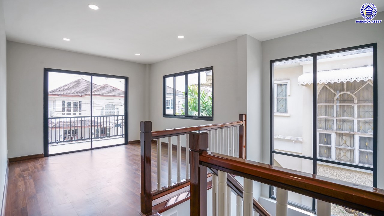 บ้านมือสองตกแต่งใหม่ จาก Land and Houses ชัยพฤกษ์ ทวีวัฒนา เนื้อที่ 51 ตร.ว. พื้นที่ใช้สอย 177.23 ตร.ม. ตอบโจทย์ทุกการอยู่อาศัย ด้วยฟังก์ชัน 3 ห้องนอน 2 ห้องน้ำ 1 ที่จอดรถ บนทำเลศักยภาพ ติดถนนทวีวัฒนา เชื่อมต่อทางคู่ขนานลอยฟ้าบรมราชชนนี ใกล้ ม.มหิดล และเซ็นทรัลศาลายา