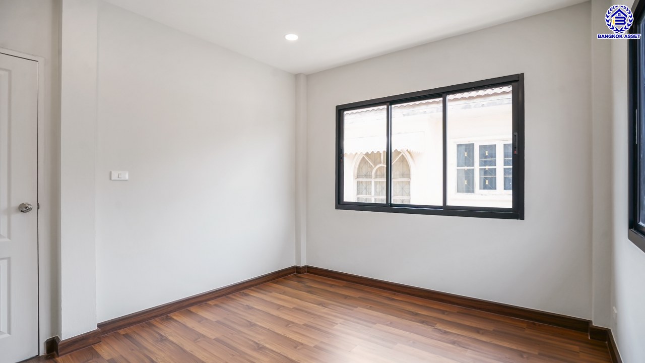 บ้านมือสองตกแต่งใหม่ จาก Land and Houses ชัยพฤกษ์ ทวีวัฒนา เนื้อที่ 51 ตร.ว. พื้นที่ใช้สอย 177.23 ตร.ม. ตอบโจทย์ทุกการอยู่อาศัย ด้วยฟังก์ชัน 3 ห้องนอน 2 ห้องน้ำ 1 ที่จอดรถ บนทำเลศักยภาพ ติดถนนทวีวัฒนา เชื่อมต่อทางคู่ขนานลอยฟ้าบรมราชชนนี ใกล้ ม.มหิดล และเซ็นทรัลศาลายา