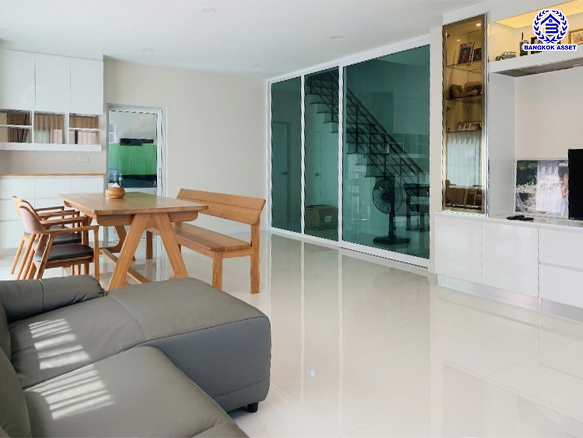 ****บ้านเดี่ยวมือสองนนทบุรี โครงการ เซนโทร ราชพฤกษ์-สวนผัก3 เนื้อที่ 52.60 ตร.ว. พื้นที่ใช้สอย 209 ตร.ม. ฟังก์ชัน 4 ห้องนอน 4 ห้องน้ำ 2 ที่จอดรถ แถมฟรี! เครื่องปรับอากาศ บนทำเลแห่งการเดินทาง เชื่อมต่อ ถนนราชพฤกษ์, ถนนนครอินทร์ ใกล้รถไฟฟ้าสายสีแดง "สถานีบางบำหรุ" และใกล้ทางด่วน "ศรีรัช" จองเลย!