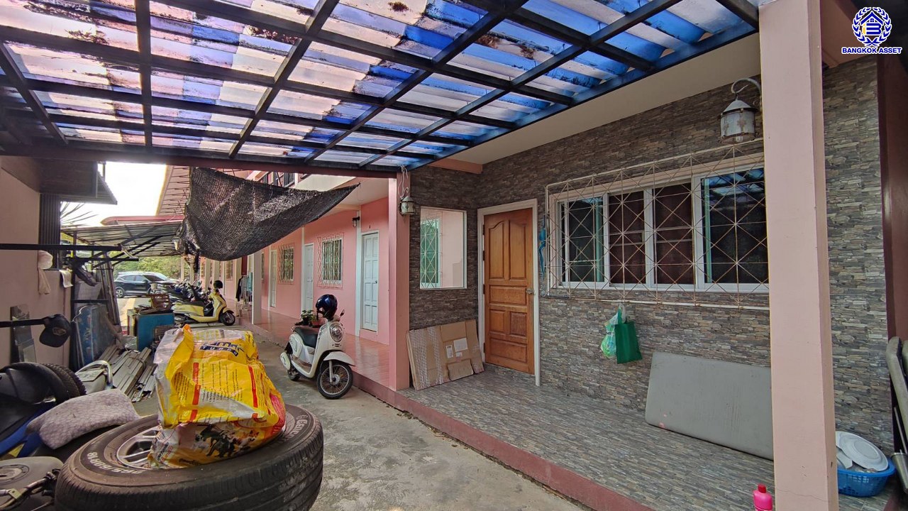 อพาร์ทเมนต์มือสอง หนองปรือ เนื้อที่ 141 ตร.ว. พื้นที่ใช้สอย 765.71 ตร.ม. ฟังก์ชัน 18 ห้องนอน 18 ห้องน้ำ เหมาะสำหรับเปิดกิจการห้องเช่า บนทำเลเดินทางสะดวก เชื่อมต่อถนนเลียบทางรถไฟ, ถนนทุ่งกลม-ตาลหมัน และใกล้จุดขึ้นมอเตอร์เวย์ "พัทยา-มาบตาพุด"