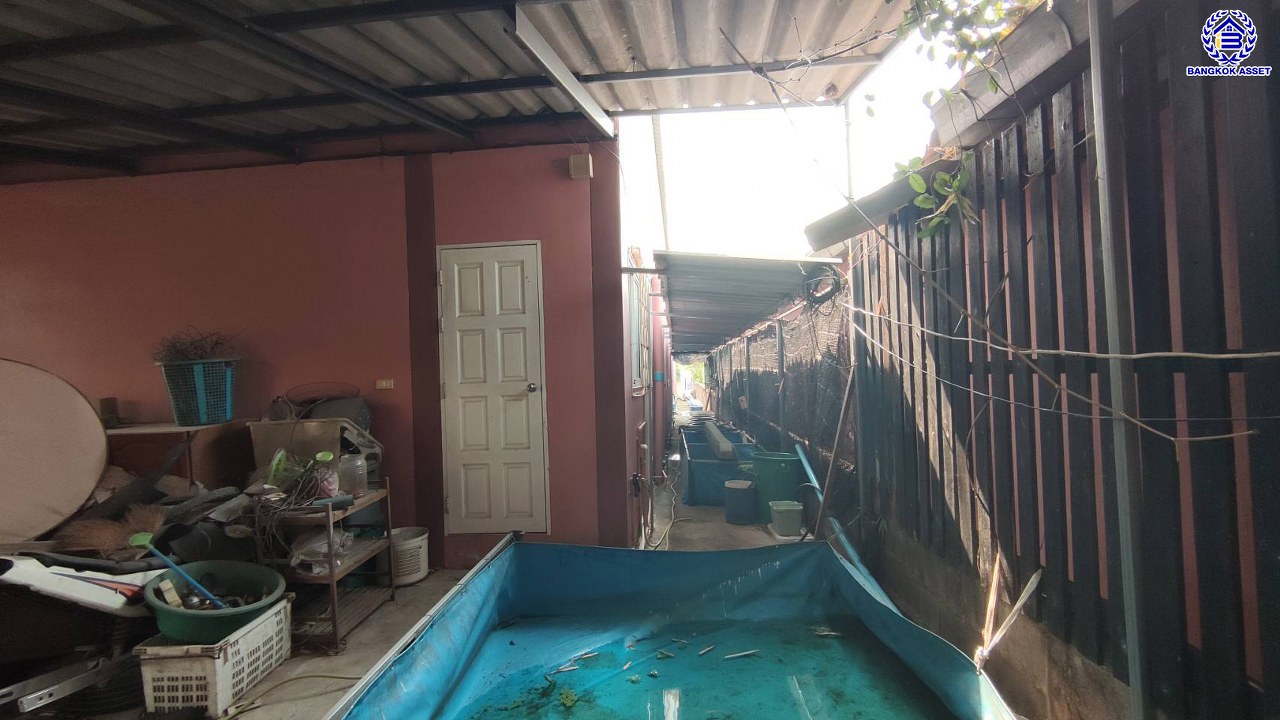 อพาร์ทเมนต์มือสอง หนองปรือ เนื้อที่ 141 ตร.ว. พื้นที่ใช้สอย 765.71 ตร.ม. ฟังก์ชัน 18 ห้องนอน 18 ห้องน้ำ เหมาะสำหรับเปิดกิจการห้องเช่า บนทำเลเดินทางสะดวก เชื่อมต่อถนนเลียบทางรถไฟ, ถนนทุ่งกลม-ตาลหมัน และใกล้จุดขึ้นมอเตอร์เวย์ "พัทยา-มาบตาพุด"