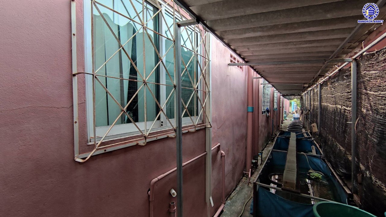 อพาร์ทเมนต์มือสอง หนองปรือ เนื้อที่ 141 ตร.ว. พื้นที่ใช้สอย 765.71 ตร.ม. ฟังก์ชัน 18 ห้องนอน 18 ห้องน้ำ เหมาะสำหรับเปิดกิจการห้องเช่า บนทำเลเดินทางสะดวก เชื่อมต่อถนนเลียบทางรถไฟ, ถนนทุ่งกลม-ตาลหมัน และใกล้จุดขึ้นมอเตอร์เวย์ "พัทยา-มาบตาพุด"