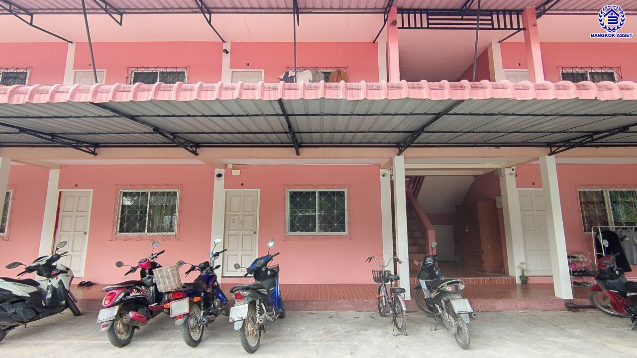 อพาร์ทเมนต์มือสอง หนองปรือ เนื้อที่ 141 ตร.ว. พื้นที่ใช้สอย 765.71 ตร.ม. ฟังก์ชัน 18 ห้องนอน 18 ห้องน้ำ เหมาะสำหรับเปิดกิจการห้องเช่า บนทำเลเดินทางสะดวก เชื่อมต่อถนนเลียบทางรถไฟ, ถนนทุ่งกลม-ตาลหมัน และใกล้จุดขึ้นมอเตอร์เวย์ "พัทยา-มาบตาพุด"