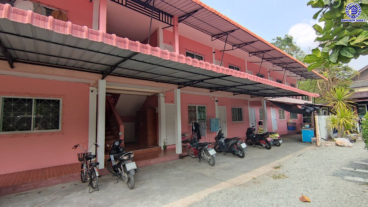 อพาร์ทเมนต์มือสอง หนองปรือ เนื้อที่ 141 ตร.ว. พื้นที่ใช้สอย 765.71 ตร.ม. ฟังก์ชัน 18 ห้องนอน 18 ห้องน้ำ เหมาะสำหรับเปิดกิจการห้องเช่า บนทำเลเดินทางสะดวก เชื่อมต่อถนนเลียบทางรถไฟ, ถนนทุ่งกลม-ตาลหมัน และใกล้จุดขึ้นมอเตอร์เวย์ "พัทยา-มาบตาพุด"