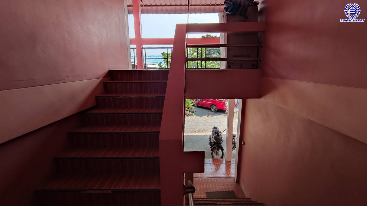 อพาร์ทเมนต์มือสอง หนองปรือ เนื้อที่ 141 ตร.ว. พื้นที่ใช้สอย 765.71 ตร.ม. ฟังก์ชัน 18 ห้องนอน 18 ห้องน้ำ เหมาะสำหรับเปิดกิจการห้องเช่า บนทำเลเดินทางสะดวก เชื่อมต่อถนนเลียบทางรถไฟ, ถนนทุ่งกลม-ตาลหมัน และใกล้จุดขึ้นมอเตอร์เวย์ "พัทยา-มาบตาพุด"