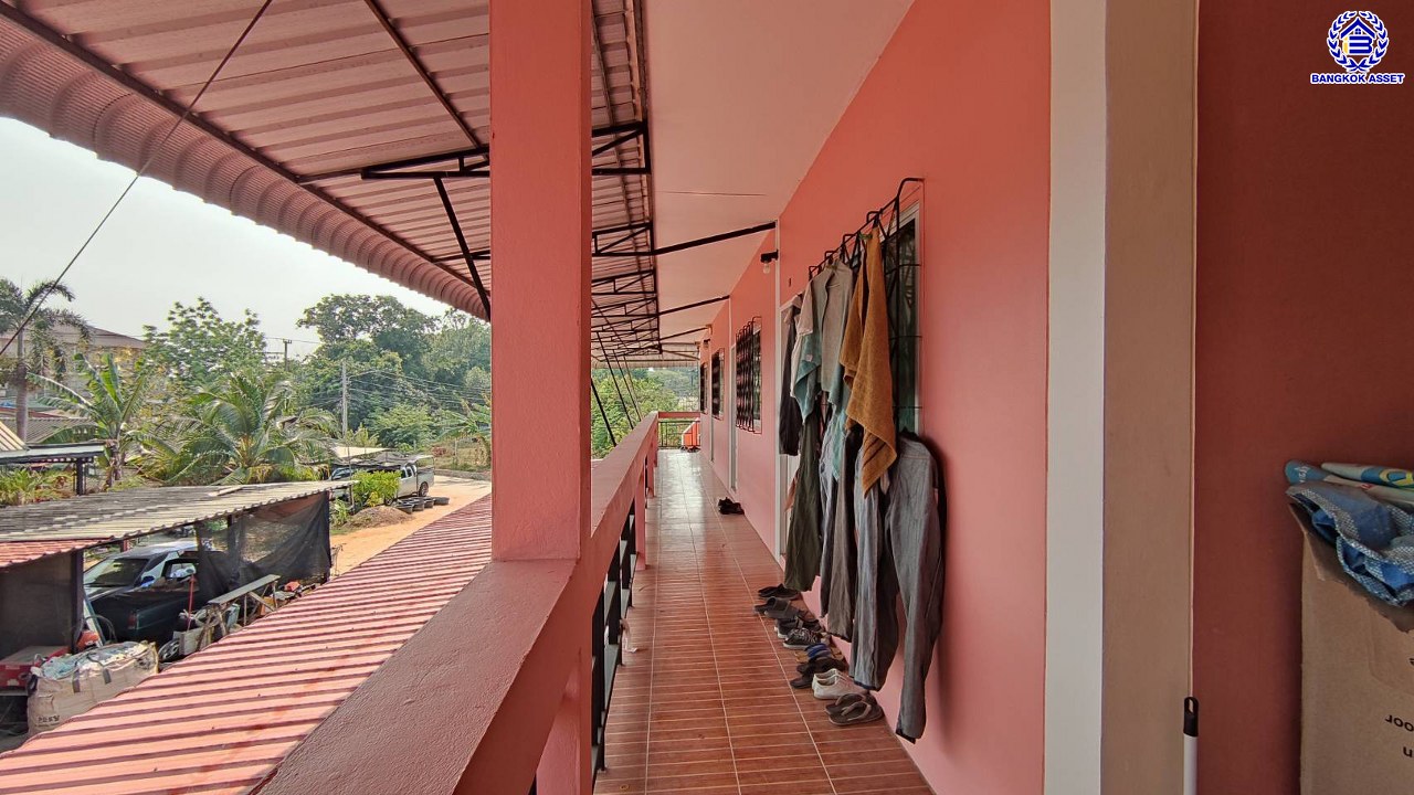 อพาร์ทเมนต์มือสอง หนองปรือ เนื้อที่ 141 ตร.ว. พื้นที่ใช้สอย 765.71 ตร.ม. ฟังก์ชัน 18 ห้องนอน 18 ห้องน้ำ เหมาะสำหรับเปิดกิจการห้องเช่า บนทำเลเดินทางสะดวก เชื่อมต่อถนนเลียบทางรถไฟ, ถนนทุ่งกลม-ตาลหมัน และใกล้จุดขึ้นมอเตอร์เวย์ "พัทยา-มาบตาพุด"