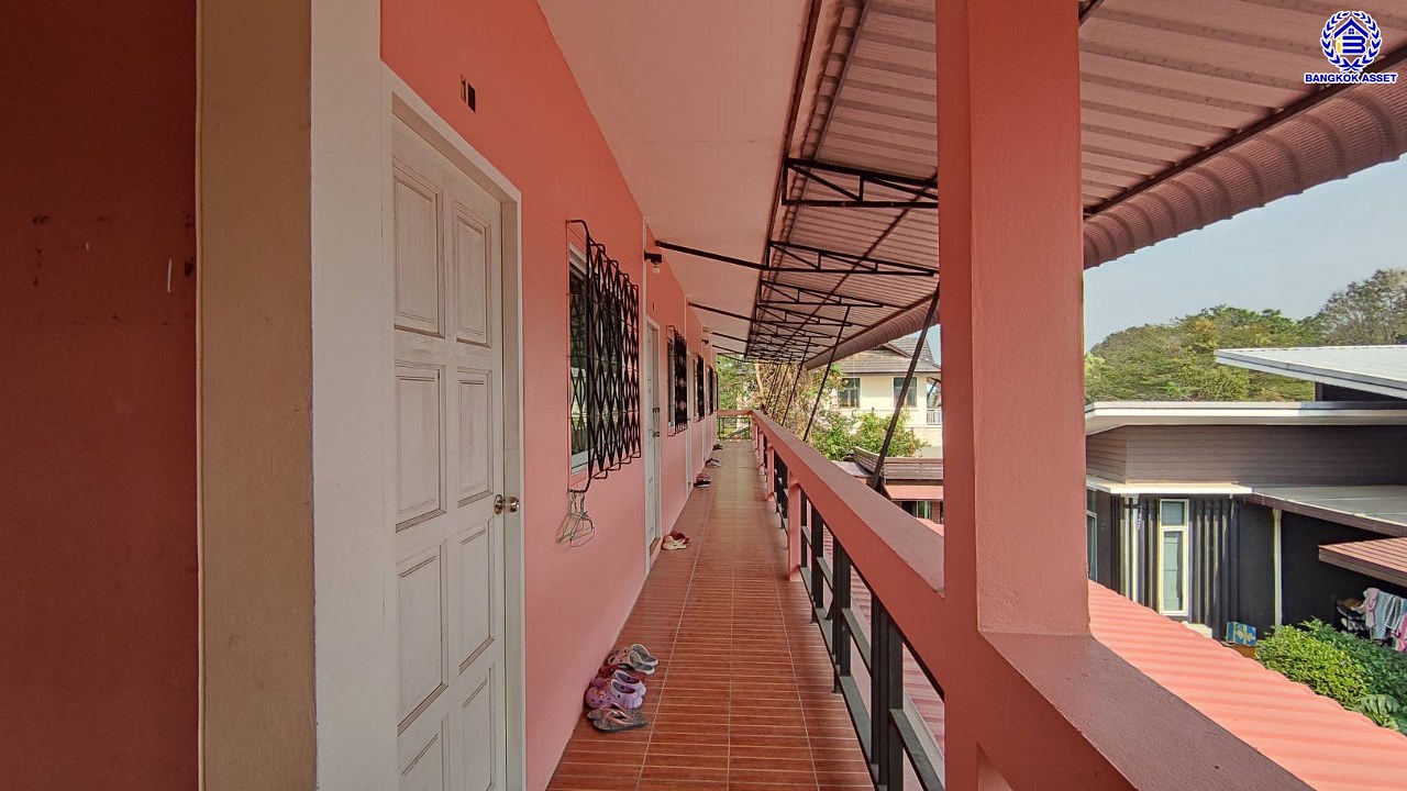 อพาร์ทเมนต์มือสอง หนองปรือ เนื้อที่ 141 ตร.ว. พื้นที่ใช้สอย 765.71 ตร.ม. ฟังก์ชัน 18 ห้องนอน 18 ห้องน้ำ เหมาะสำหรับเปิดกิจการห้องเช่า บนทำเลเดินทางสะดวก เชื่อมต่อถนนเลียบทางรถไฟ, ถนนทุ่งกลม-ตาลหมัน และใกล้จุดขึ้นมอเตอร์เวย์ "พัทยา-มาบตาพุด"