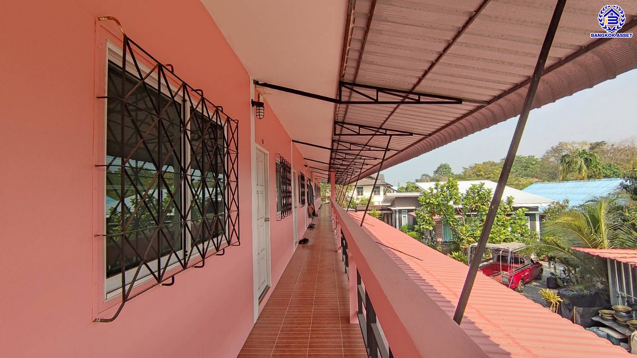 อพาร์ทเมนต์มือสอง หนองปรือ เนื้อที่ 141 ตร.ว. พื้นที่ใช้สอย 765.71 ตร.ม. ฟังก์ชัน 18 ห้องนอน 18 ห้องน้ำ เหมาะสำหรับเปิดกิจการห้องเช่า บนทำเลเดินทางสะดวก เชื่อมต่อถนนเลียบทางรถไฟ, ถนนทุ่งกลม-ตาลหมัน และใกล้จุดขึ้นมอเตอร์เวย์ "พัทยา-มาบตาพุด"