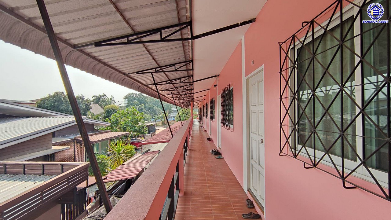 อพาร์ทเมนต์มือสอง หนองปรือ เนื้อที่ 141 ตร.ว. พื้นที่ใช้สอย 765.71 ตร.ม. ฟังก์ชัน 18 ห้องนอน 18 ห้องน้ำ เหมาะสำหรับเปิดกิจการห้องเช่า บนทำเลเดินทางสะดวก เชื่อมต่อถนนเลียบทางรถไฟ, ถนนทุ่งกลม-ตาลหมัน และใกล้จุดขึ้นมอเตอร์เวย์ "พัทยา-มาบตาพุด"