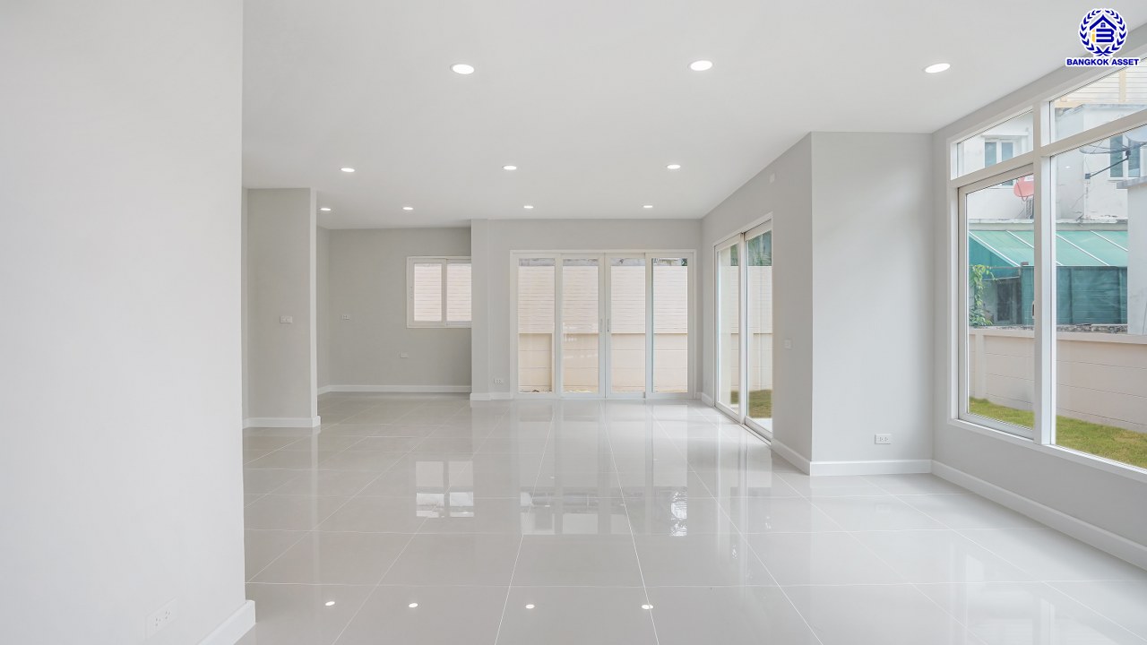 บ้านมือสองตกแต่งใหม่ โครงการ วรารมย์ พหลโยธิน-สายไหม คุณภาพจาก Q.House เนื้อที่กว้าง 63.2 ตร.ว. พื้นที่ใช้สอย 189.51 ตร.ม. ฟังก์ชัน 3 ห้องนอน 3 ห้องน้ำ 2 ที่จอดรถ พื้นที่รอบบ้านกว้าง บนทำเลดี เดินทางสะดวก เชื่อมต่อถนนลำลูกกา, ถนนพหลโยธิน ถนนวิภาวดี-รังสิต, ถนนหทัยราษฏร์ ใกล้รถไฟฟ้าสายสีเขียว "สถานีคูคต" จุดขึ้นทางด่วน "ฉลองรัช" และสนามบินดอนเมือง