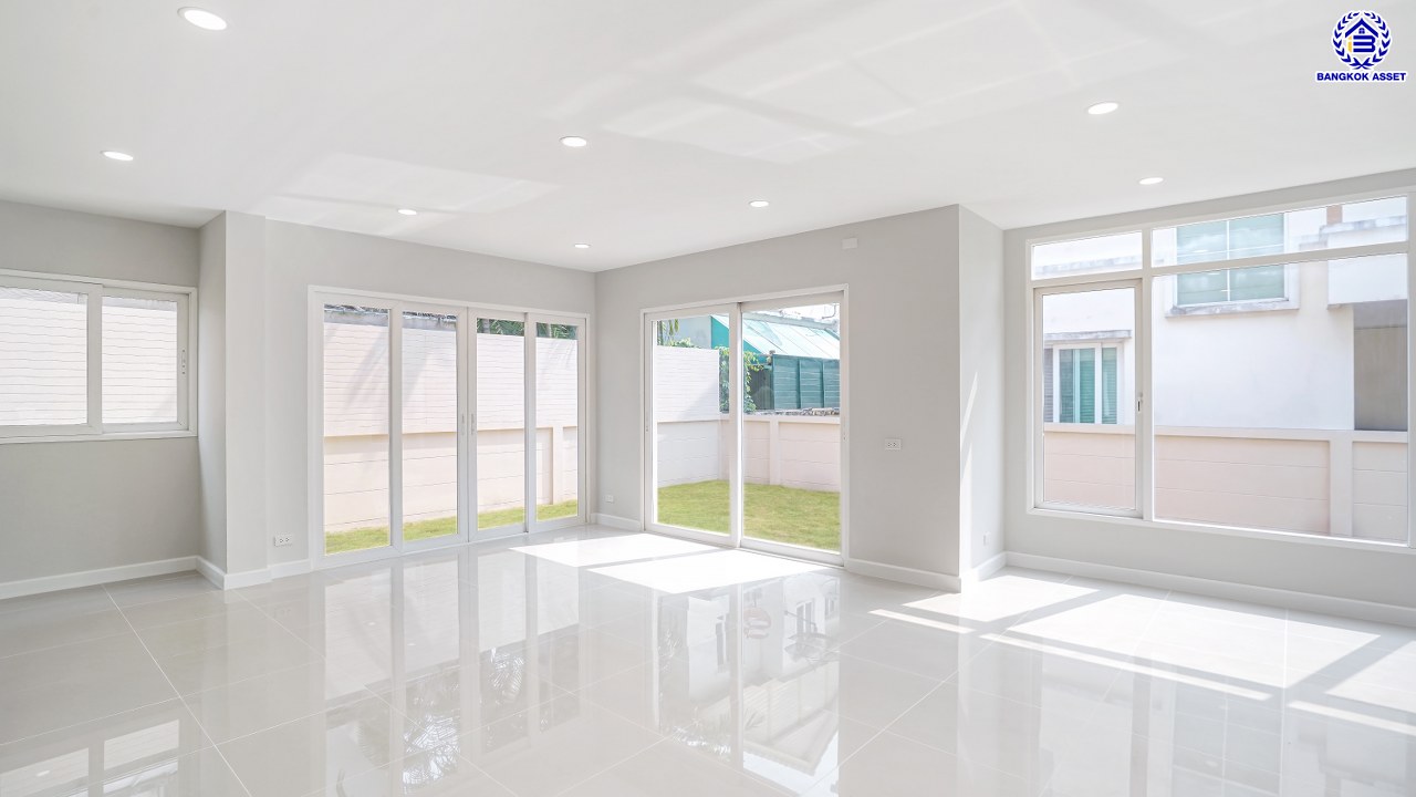 บ้านมือสองตกแต่งใหม่ โครงการ วรารมย์ พหลโยธิน-สายไหม คุณภาพจาก Q.House เนื้อที่กว้าง 63.2 ตร.ว. พื้นที่ใช้สอย 189.51 ตร.ม. ฟังก์ชัน 3 ห้องนอน 3 ห้องน้ำ 2 ที่จอดรถ พื้นที่รอบบ้านกว้าง บนทำเลดี เดินทางสะดวก เชื่อมต่อถนนลำลูกกา, ถนนพหลโยธิน ถนนวิภาวดี-รังสิต, ถนนหทัยราษฏร์ ใกล้รถไฟฟ้าสายสีเขียว "สถานีคูคต" จุดขึ้นทางด่วน "ฉลองรัช" และสนามบินดอนเมือง