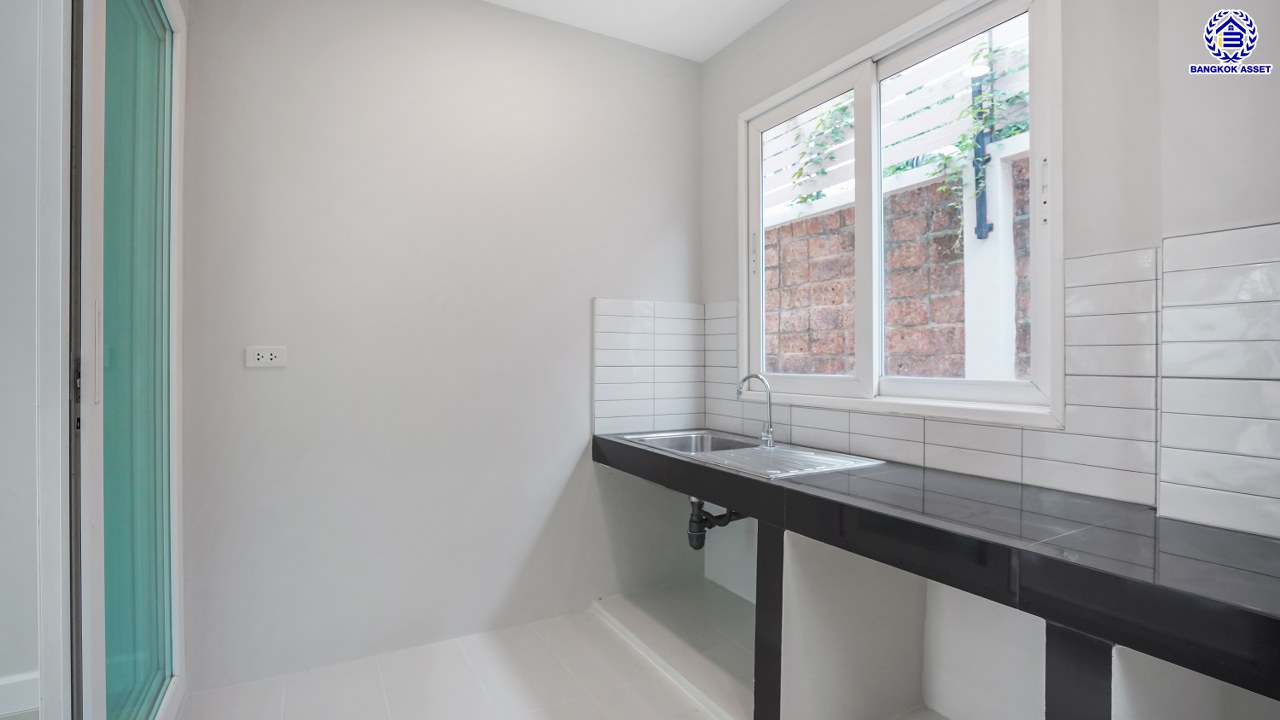 บ้านมือสองตกแต่งใหม่ โครงการ วรารมย์ พหลโยธิน-สายไหม คุณภาพจาก Q.House เนื้อที่กว้าง 63.2 ตร.ว. พื้นที่ใช้สอย 189.51 ตร.ม. ฟังก์ชัน 3 ห้องนอน 3 ห้องน้ำ 2 ที่จอดรถ พื้นที่รอบบ้านกว้าง บนทำเลดี เดินทางสะดวก เชื่อมต่อถนนลำลูกกา, ถนนพหลโยธิน ถนนวิภาวดี-รังสิต, ถนนหทัยราษฏร์ ใกล้รถไฟฟ้าสายสีเขียว "สถานีคูคต" จุดขึ้นทางด่วน "ฉลองรัช" และสนามบินดอนเมือง