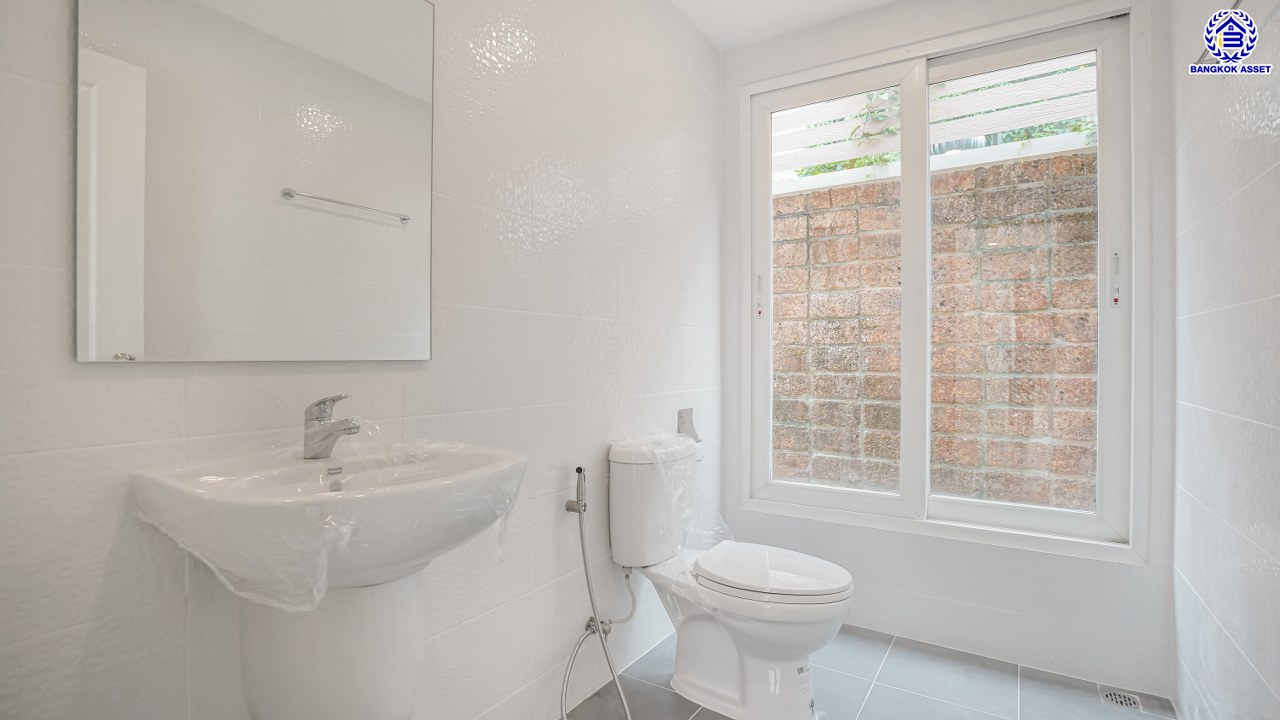 บ้านมือสองตกแต่งใหม่ โครงการ วรารมย์ พหลโยธิน-สายไหม คุณภาพจาก Q.House เนื้อที่กว้าง 63.2 ตร.ว. พื้นที่ใช้สอย 189.51 ตร.ม. ฟังก์ชัน 3 ห้องนอน 3 ห้องน้ำ 2 ที่จอดรถ พื้นที่รอบบ้านกว้าง บนทำเลดี เดินทางสะดวก เชื่อมต่อถนนลำลูกกา, ถนนพหลโยธิน ถนนวิภาวดี-รังสิต, ถนนหทัยราษฏร์ ใกล้รถไฟฟ้าสายสีเขียว "สถานีคูคต" จุดขึ้นทางด่วน "ฉลองรัช" และสนามบินดอนเมือง