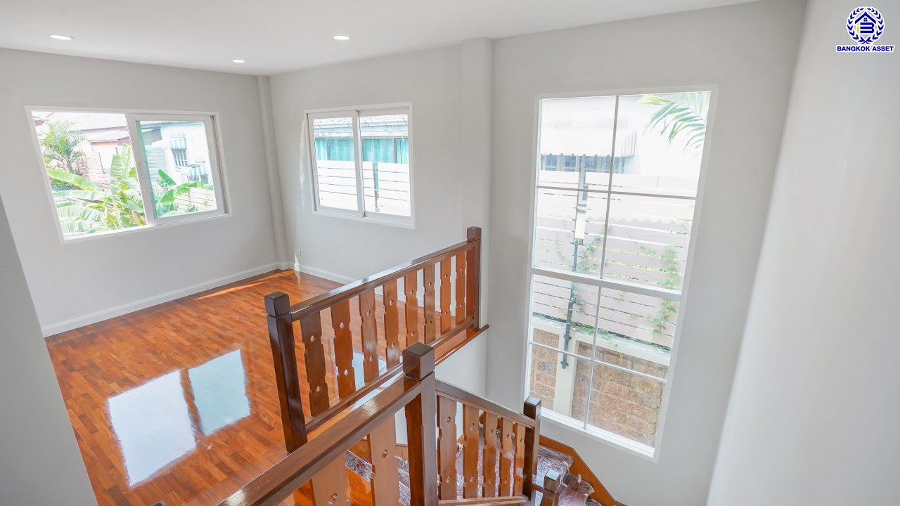 บ้านมือสองตกแต่งใหม่ โครงการ วรารมย์ พหลโยธิน-สายไหม คุณภาพจาก Q.House เนื้อที่กว้าง 63.2 ตร.ว. พื้นที่ใช้สอย 189.51 ตร.ม. ฟังก์ชัน 3 ห้องนอน 3 ห้องน้ำ 2 ที่จอดรถ พื้นที่รอบบ้านกว้าง บนทำเลดี เดินทางสะดวก เชื่อมต่อถนนลำลูกกา, ถนนพหลโยธิน ถนนวิภาวดี-รังสิต, ถนนหทัยราษฏร์ ใกล้รถไฟฟ้าสายสีเขียว "สถานีคูคต" จุดขึ้นทางด่วน "ฉลองรัช" และสนามบินดอนเมือง