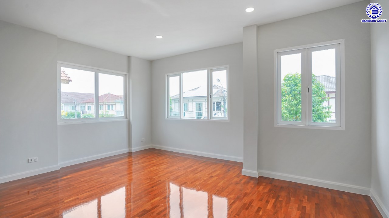 บ้านมือสองตกแต่งใหม่ โครงการ วรารมย์ พหลโยธิน-สายไหม คุณภาพจาก Q.House เนื้อที่กว้าง 63.2 ตร.ว. พื้นที่ใช้สอย 189.51 ตร.ม. ฟังก์ชัน 3 ห้องนอน 3 ห้องน้ำ 2 ที่จอดรถ พื้นที่รอบบ้านกว้าง บนทำเลดี เดินทางสะดวก เชื่อมต่อถนนลำลูกกา, ถนนพหลโยธิน ถนนวิภาวดี-รังสิต, ถนนหทัยราษฏร์ ใกล้รถไฟฟ้าสายสีเขียว "สถานีคูคต" จุดขึ้นทางด่วน "ฉลองรัช" และสนามบินดอนเมือง