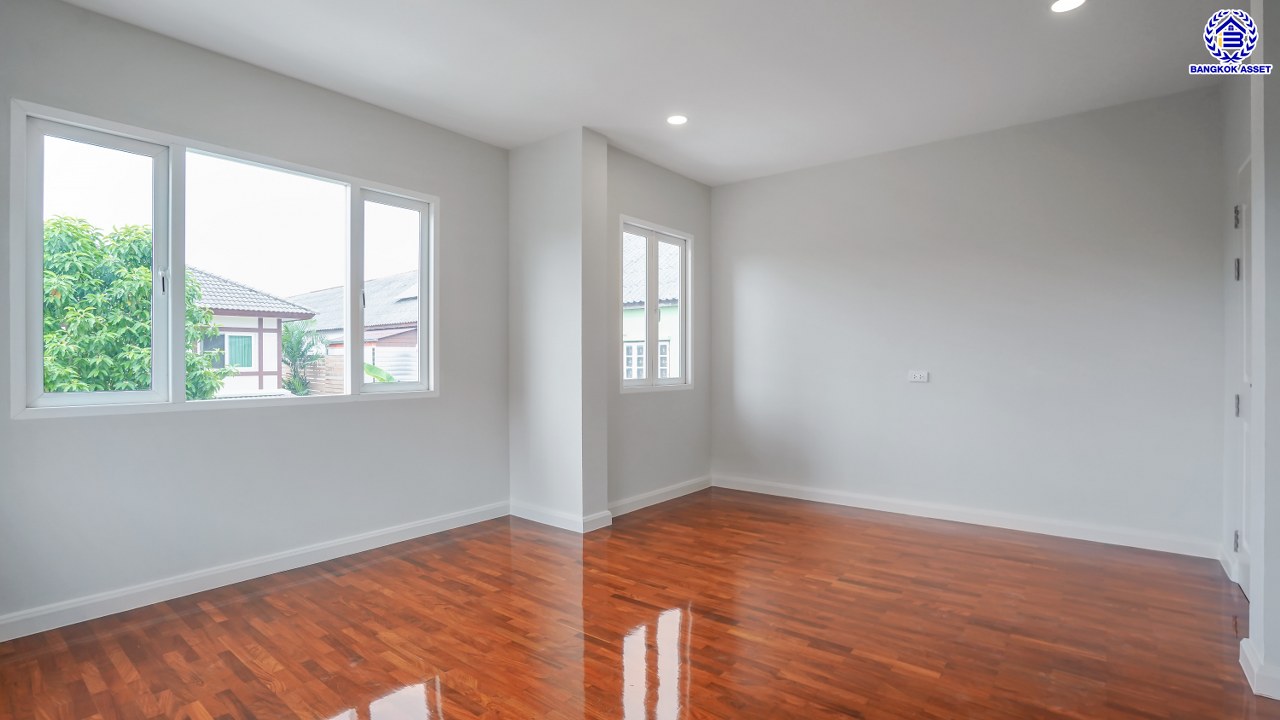 บ้านมือสองตกแต่งใหม่ โครงการ วรารมย์ พหลโยธิน-สายไหม คุณภาพจาก Q.House เนื้อที่กว้าง 63.2 ตร.ว. พื้นที่ใช้สอย 189.51 ตร.ม. ฟังก์ชัน 3 ห้องนอน 3 ห้องน้ำ 2 ที่จอดรถ พื้นที่รอบบ้านกว้าง บนทำเลดี เดินทางสะดวก เชื่อมต่อถนนลำลูกกา, ถนนพหลโยธิน ถนนวิภาวดี-รังสิต, ถนนหทัยราษฏร์ ใกล้รถไฟฟ้าสายสีเขียว "สถานีคูคต" จุดขึ้นทางด่วน "ฉลองรัช" และสนามบินดอนเมือง