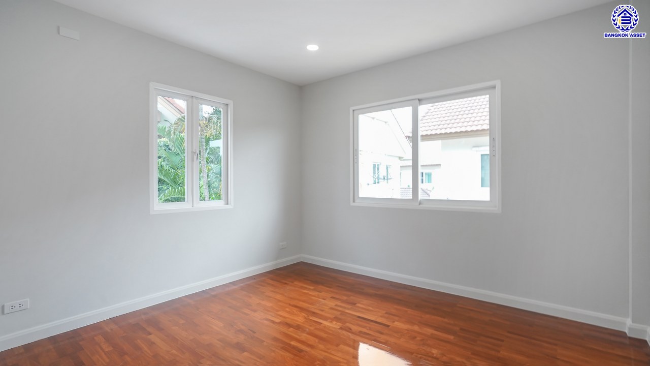 บ้านมือสองตกแต่งใหม่ โครงการ วรารมย์ พหลโยธิน-สายไหม คุณภาพจาก Q.House เนื้อที่กว้าง 63.2 ตร.ว. พื้นที่ใช้สอย 189.51 ตร.ม. ฟังก์ชัน 3 ห้องนอน 3 ห้องน้ำ 2 ที่จอดรถ พื้นที่รอบบ้านกว้าง บนทำเลดี เดินทางสะดวก เชื่อมต่อถนนลำลูกกา, ถนนพหลโยธิน ถนนวิภาวดี-รังสิต, ถนนหทัยราษฏร์ ใกล้รถไฟฟ้าสายสีเขียว "สถานีคูคต" จุดขึ้นทางด่วน "ฉลองรัช" และสนามบินดอนเมือง