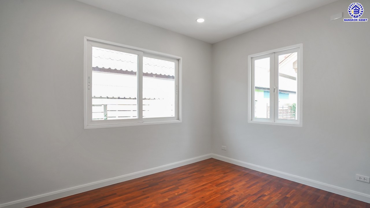 บ้านมือสองตกแต่งใหม่ โครงการ วรารมย์ พหลโยธิน-สายไหม คุณภาพจาก Q.House เนื้อที่กว้าง 63.2 ตร.ว. พื้นที่ใช้สอย 189.51 ตร.ม. ฟังก์ชัน 3 ห้องนอน 3 ห้องน้ำ 2 ที่จอดรถ พื้นที่รอบบ้านกว้าง บนทำเลดี เดินทางสะดวก เชื่อมต่อถนนลำลูกกา, ถนนพหลโยธิน ถนนวิภาวดี-รังสิต, ถนนหทัยราษฏร์ ใกล้รถไฟฟ้าสายสีเขียว "สถานีคูคต" จุดขึ้นทางด่วน "ฉลองรัช" และสนามบินดอนเมือง