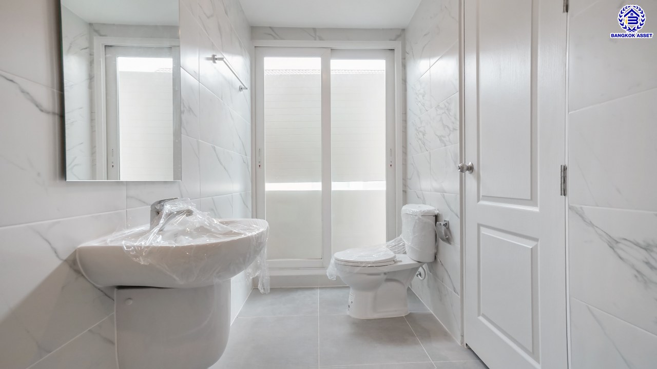 บ้านมือสองตกแต่งใหม่ โครงการ วรารมย์ พหลโยธิน-สายไหม คุณภาพจาก Q.House เนื้อที่กว้าง 63.2 ตร.ว. พื้นที่ใช้สอย 189.51 ตร.ม. ฟังก์ชัน 3 ห้องนอน 3 ห้องน้ำ 2 ที่จอดรถ พื้นที่รอบบ้านกว้าง บนทำเลดี เดินทางสะดวก เชื่อมต่อถนนลำลูกกา, ถนนพหลโยธิน ถนนวิภาวดี-รังสิต, ถนนหทัยราษฏร์ ใกล้รถไฟฟ้าสายสีเขียว "สถานีคูคต" จุดขึ้นทางด่วน "ฉลองรัช" และสนามบินดอนเมือง