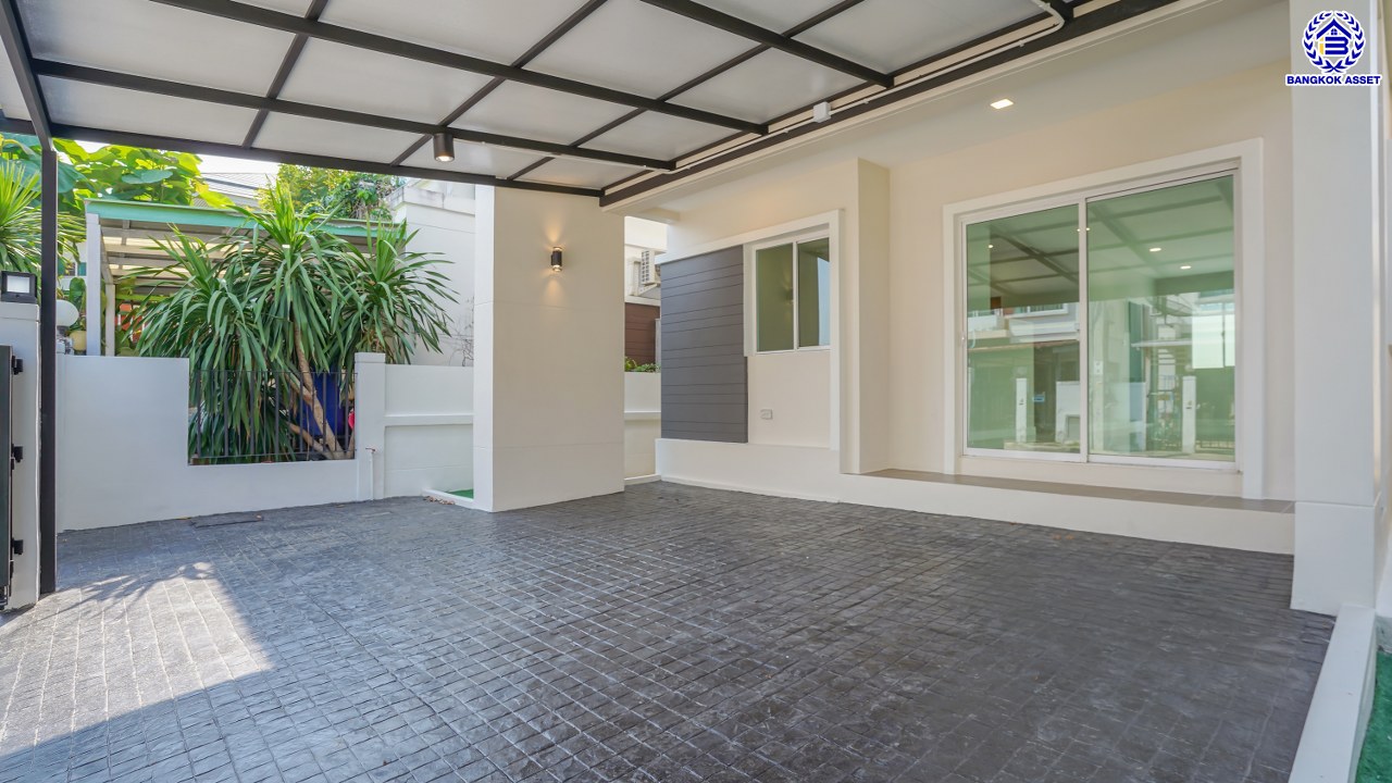 บ้านมือสองตกแต่งใหม่ โครงการ ชวนชื่น พระราม7-สิรินธร เนื้อที่ 36 ตร.ว. พื้นที่ใช้สอย 149.56 ตร.ม. ฟังก์ชัน 3 ห้องนอน 2 ห้องน้ำ 1 ห้องอเนกประสงค์ชั้นล่าง จอดรถได้ 2 คัน รองรับทุกกิจกรรมของทุกคนในครอบครัว บนทำเลเชื่อมต่อหลายเส้นทาง ใกล้จุดขึ้นทางด่วน "ศรีรัช-วงแหวนรอบนอก", รถไฟฟ้าสายสีน้ำเงิน "สถานีบางอ้อ" และรถไฟฟ้าสายสีแดง "สถานีบางบำหรุ"