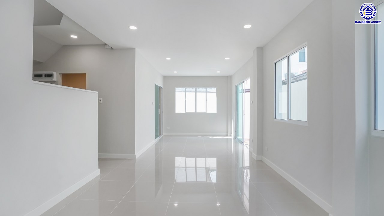 บ้านมือสองตกแต่งใหม่ โครงการ ชวนชื่น พระราม7-สิรินธร เนื้อที่ 36 ตร.ว. พื้นที่ใช้สอย 149.56 ตร.ม. ฟังก์ชัน 3 ห้องนอน 2 ห้องน้ำ 1 ห้องอเนกประสงค์ชั้นล่าง จอดรถได้ 2 คัน รองรับทุกกิจกรรมของทุกคนในครอบครัว บนทำเลเชื่อมต่อหลายเส้นทาง ใกล้จุดขึ้นทางด่วน "ศรีรัช-วงแหวนรอบนอก", รถไฟฟ้าสายสีน้ำเงิน "สถานีบางอ้อ" และรถไฟฟ้าสายสีแดง "สถานีบางบำหรุ"