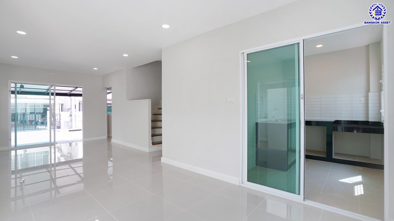 บ้านมือสองตกแต่งใหม่ โครงการ ชวนชื่น พระราม7-สิรินธร เนื้อที่ 36 ตร.ว. พื้นที่ใช้สอย 149.56 ตร.ม. ฟังก์ชัน 3 ห้องนอน 2 ห้องน้ำ 1 ห้องอเนกประสงค์ชั้นล่าง จอดรถได้ 2 คัน รองรับทุกกิจกรรมของทุกคนในครอบครัว บนทำเลเชื่อมต่อหลายเส้นทาง ใกล้จุดขึ้นทางด่วน "ศรีรัช-วงแหวนรอบนอก", รถไฟฟ้าสายสีน้ำเงิน "สถานีบางอ้อ" และรถไฟฟ้าสายสีแดง "สถานีบางบำหรุ"